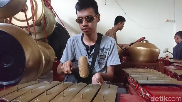 Siswa siswi SMALB Kemala Bhayangkari mainkan gamelan/