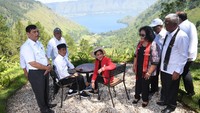 Presiden Joko Widodo dan Ibu Negara Iriana sempat mengunjungi Kaldera Toba beberapa waktu lalu. Foto: Antara Foto/Akbar Nugroho Gumay