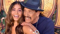 Kompaknya Isabela dengan Danny Trejo yang menyuarakan tokoh Boots. Matt Winkelmeyer/Getty Images