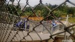 Nekat, Pemotor Lintasi JPO Demi Persingkat Waktu Tempuh