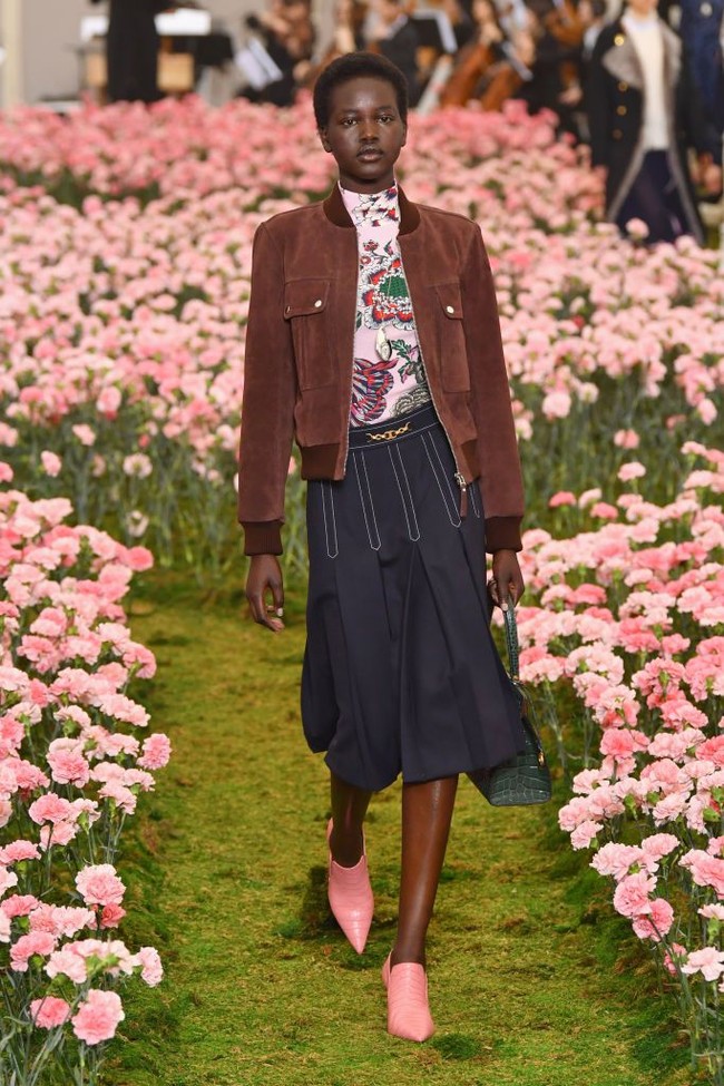 Eksistensinya juga mendapat pengakuan dari mendiang desainer dan ikon fashion Karl Lagerfeld. Pada 2018, Adut menjadi model kulit hitam kedua yang menutup peragaan Chanel Haute Couture dalam sejarah rumah mode tersebut.   Foto: dok. Getty Images