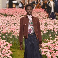 Eksistensinya juga mendapat pengakuan dari mendiang desainer dan ikon fashion Karl Lagerfeld. Pada 2018, Adut menjadi model kulit hitam kedua yang menutup peragaan Chanel Haute Couture dalam sejarah rumah mode tersebut.   Foto: dok. Getty Images