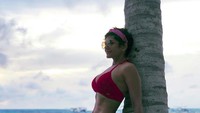 Ini liburannya saat di Maldives yang menjadi sorotan netizen. Dia tetap terlihat cantik walau usianya menuju 50 tahun. (mandirabedi/Instagram)