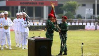 Panglima TNI Marsekal Hadi Tjahjanto juga menyerahkan bendera pataka Koopssus kepada Brigjen Rochadi.