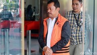 Nurdin diduga menerima suap dari Abu Bakar terkait perizinan reklamasi. Abu Bakar diduga memberi suap senilai total Rp 159 juta agar diberi izin prinsip untuk lokasi reklamasi di Kepri.