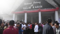 Kedatangan Jokowi dan Iriana di tempat wisata tersebut disambut meriah oleh masyarakat. Mereka meneriakkan nama Jokowi dan meminta bersalaman.