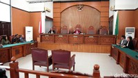 Pengadilan Negeri Jakarta Selatan menggelar sidang vonis praperadilan Kivlan Zen. Sidang ini tidak dihadiri oleh Kivlan.