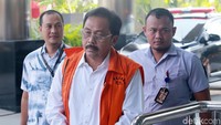 Gubernur Kepulauan RIau (Kepri) nonaktif, Nurdin Basirun, mendatangi gedung KPK, Jakarta, Selasa (30/7/2019).
