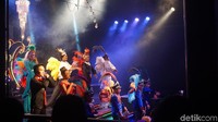 Namanya Raminten Cabaret Show yang ditampilkan di Gedung Hamzah Batik. Gedung yang juga pusat oleh-oleh Yogyakarta ini berada di Jalan Maliboro, tak jauh dari Pasar Beringharjo. (Syanti/detikcom)