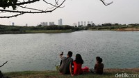 Warga juga bisa bersantai sambil menikmati Waduk Ria Rio.