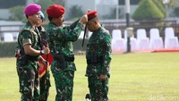 Panglima TNI Marsekal Hadi Tjahjanto memakaikan baret Koopssus kepada Brigjen TNI Rochadi.