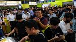 Potret Pendemo Blokir MRT di Hong Kong