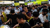 Karena kericuhan ini, para aktivis mengunci pintu kereta dan memaksa ratusan orang untuk keluar dari stasiun kereta api dan mencari transportasi agar lebih aman.