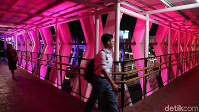 Menikmati Warna-warni Skybridge Penghubung LRT-TransJ
