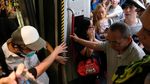 Potret Pendemo Blokir MRT di Hong Kong