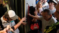 Sejumlah pengunjuk rasa memblokir akses MRT di Hong Kong. Kejadian yang berlangsung di depan pintu MRT ini juga telah memblokir pintu untuk masuk atau keluar kereta.