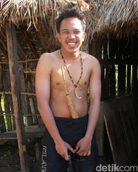Afif saat menggunakan koteka (Afif/detikcom)