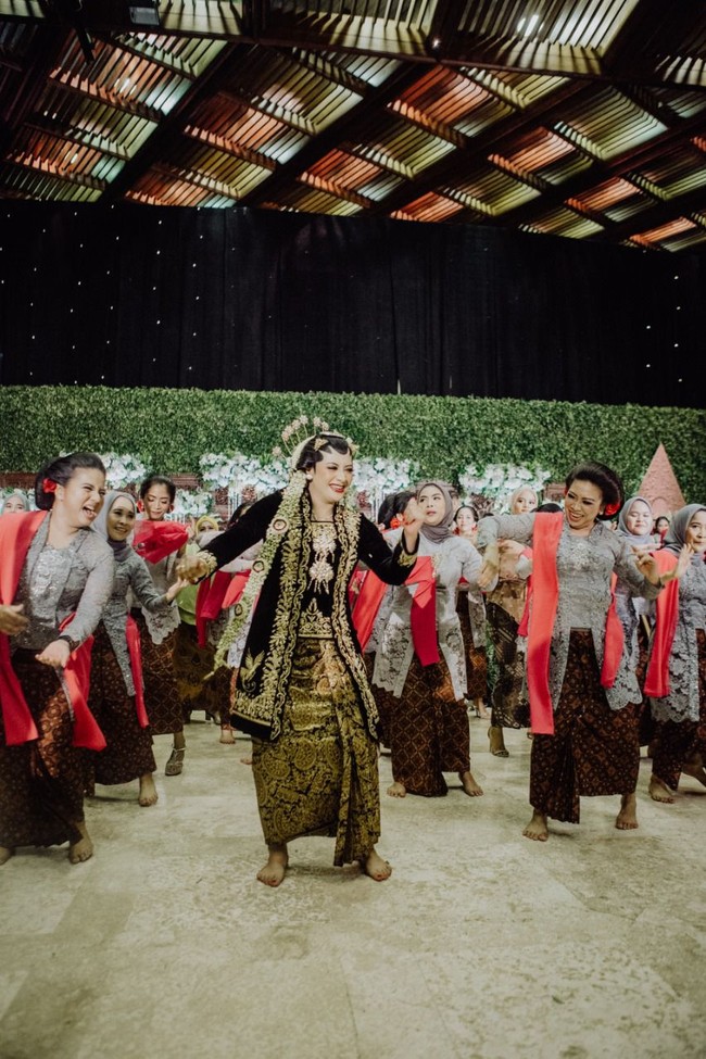 Setelah itu mereka kordinasi juga sama WO Pranatacara dan aku juga nekat izin mau joget. Aku bilang sama suami dan papa mama sama mertua aku turun pelaminan buat zumba bareng mereka, imbuhnya. Foto: dok. @maknafoto