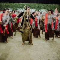 Setelah itu mereka kordinasi juga sama WO Pranatacara dan aku juga nekat izin mau joget. Aku bilang sama suami dan papa mama sama mertua aku turun pelaminan buat zumba bareng mereka, imbuhnya. Foto: dok. @maknafoto