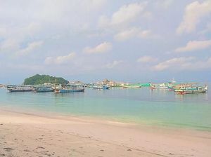 Wisata Sambil Berbagi di Belitung