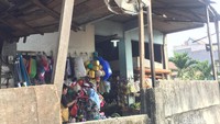 Pasar ini dapat terlihat langsung dari pintu utama rumah DP 0.