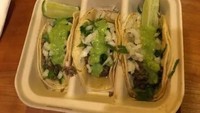 Taco perlu dikemas khusus agar isiannya tak berantakan. Seperti kotak di restoran ini yang sekatnya sesuai dengan ukuran personal taco. Foto: Istimewa
