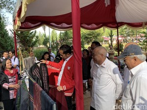 Tinjau Wisata Salib Kasih, Jokowi Beli Jaket Ulos Rp 2,5 Juta