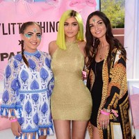 Sejak saat itu bisnis yang kini hanya dijalani oleh Jenna itu menjadi booming. Dari Kylie Jenner sampai Ariana Grande memakai glitter tubuh tersebut.  Foto: dok. Instagram