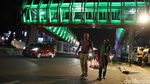 Menikmati Warna-warni Skybridge Penghubung LRT-TransJ