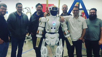 Foto keluarga Valkyrie bersama para sosok yang membidani kelahirannya. (Foto: Instagram @nasa.valkyrie.robot)