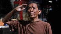 Idris Sardi, seorang pemain biola legendaris kebangsaan Indonesia. Ayah dari aktor kenamaan Indonesia, Lukman Sardi ini meninggal di usia menjelang 76 tahun. Penyakit komplikasi lambung dan liver serta kanker paru-paru diidapnya sejak Desember 2013 menjadi penyebabnya. Foto: Herianto/detikHOT