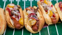 Di Amerika, hotdog jadi jajanan yang sangat mudah ditemui di pinggir jalan. Roti berbentuk panjang ini biasa diberi isian sosis, bawang bombay, keju dan dihidangkan dengan saus sambal dan mustard. Foto: istimewa