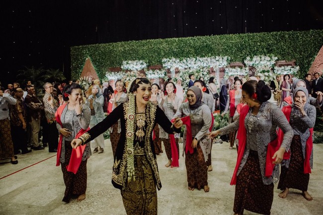 Okti pun mengaku tak menyangka video dirinya joget zumba di pernikahan jadi viral di Twitter. Tiba-tiba banyak yang memberikan ucapan selamat pada Okti dan mengaku terhibur atas aksi zumba-nya Foto: dok. @maknafoto