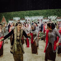 Okti pun mengaku tak menyangka video dirinya joget zumba di pernikahan jadi viral di Twitter. Tiba-tiba banyak yang memberikan ucapan selamat pada Okti dan mengaku terhibur atas aksi zumba-nya Foto: dok. @maknafoto