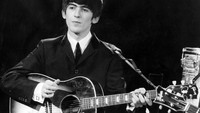 Gitaris The Beatles yang terkenal paling diam, George Harrison, adalah seorang perokok berat. Tahun 1997 ia pernah terdiagnosis kanker tenggorokan, diikuti diagnosis kanker paru di 2001 yang akhirnya menyebar ke otaknya hingga menyebabkannya meninggal. Foto: Getty Images