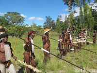 Suku Dani memakai koteka (Afif/detikcom)