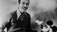 Walt Disney, pencipta serangkaian kartun legendaris dikenal lama sebagai perokok berat. Bahkan memiliki ciri khas dengan batuk kronisnya. Pada 1966, tumor besar muncul di paru-paru kirinya dan harus diangkat seluruhnya. Tak lama kemudian, ia meninggal dunia. Foto: Getty Images