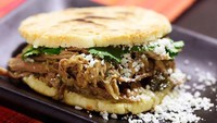 Di Colombia dan Venezuela ada jajanan bernama Arepa. Jajanan yang banyak dijual di pinggir jalan ini terbuat dari campuran telur, mentega dan susu. Arepa biasanya disajikan sebagai roti sandwich.  Foto: istimewa