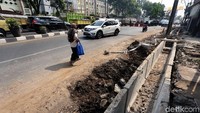 Proyek tersebut dilakukan untuk memperbaiki saluran air dan trotoar yang belum tertata dengan baik di kawasan Ciputat, Tangeran Selatan.
