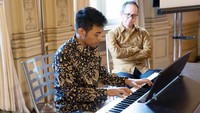 Kasyfi yang memiliki keterbatasan di penglihatan itu memang sudah belajar piano sejak usia 3 tahun. Dok. Ist