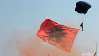 Peresmian Koopssus TNI dimeriahkan dengan atraksi terjun payung.