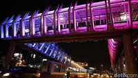 Jembatan tersebut tampak cantik dengan warna-warni yang terpancar di malam hari.