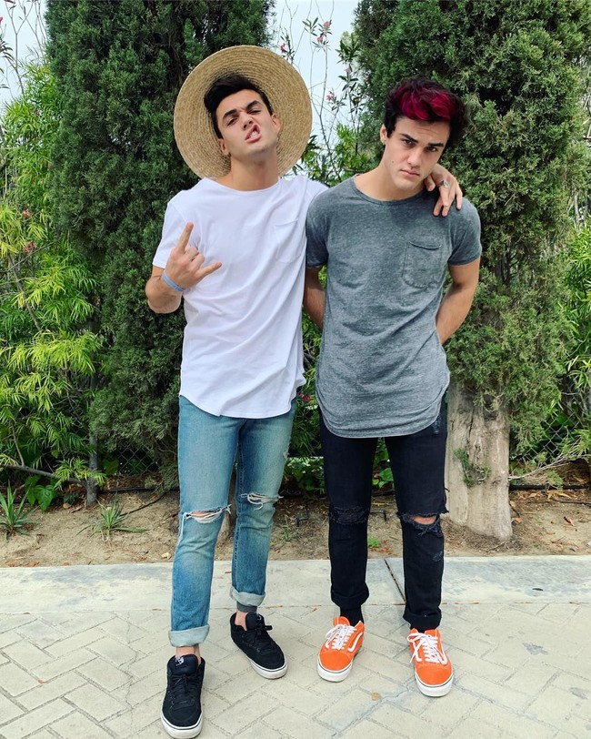 YouTuber kembar yang dikenal dengan channel Dolan Twins kini memiliki 10 jutaan subscriber. Pada Maret 2018, Marc Ethan dan Grayson Dolan hiatus dari pekerjaannya sebagai kreator konten, dan mengunggah video bertitel Bye For Now. Alasannya karena mereka merasa idenya sudah buntu dan tak bergerak ke arah manapun. Foto: Instagram/@dolantwins