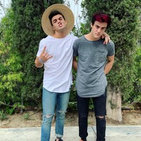 YouTuber kembar yang dikenal dengan channel Dolan Twins kini memiliki 10 jutaan subscriber. Pada Maret 2018, Marc Ethan dan Grayson Dolan hiatus dari pekerjaannya sebagai kreator konten, dan mengunggah video bertitel Bye For Now. Alasannya karena mereka merasa idenya sudah buntu dan tak bergerak ke arah manapun. Foto: Instagram/@dolantwins