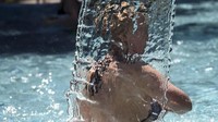 Begitu pula warga Munich, Jerman. Mereka menjadikan kolam renang Dante sebagai tempat yang tepat untuk menghalau gerah yang menyerang. (REUTERS/Michael Dalder)