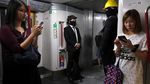 Potret Pendemo Blokir MRT di Hong Kong