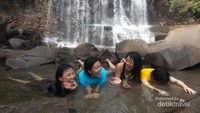 Setelah lelah bermain dengan gajah ataupun menikmati alam, kamu bisa bersantai di pemandian air hujan atau menikmati sejuknya kolam air terjun. Paket lengkap bukan? (Almira Santoso/dTraveler)