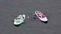 Kalau warga Berlin lain lagi. Mereka menikmati suasana ekstrem dengan main kano di Sungai Spree. Mainnya sampai ketiduran gitu ya? (REUTERS/Fabrizio Bensch)