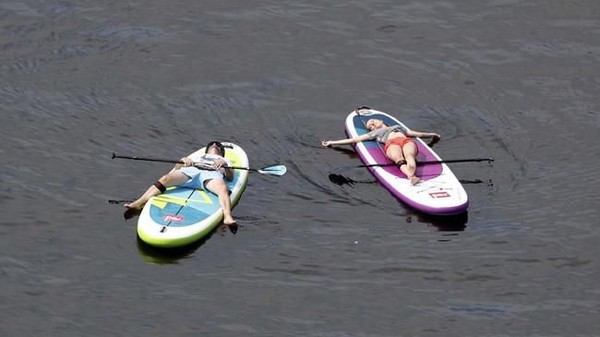 Kalau warga Berlin lain lagi. Mereka menikmati suasana ekstrem dengan main kano di Sungai Spree. Mainnya sampai ketiduran gitu ya? (REUTERS/Fabrizio Bensch) Kalau warga Berlin lain lagi. Mereka menikmati suasana ekstrem dengan main kano di Sungai Spree. Mainnya sampai ketiduran gitu ya? (REUTERS/Fabrizio Bensch)