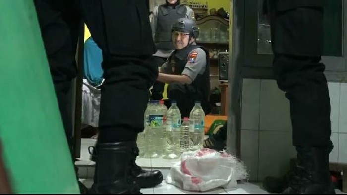 Warung Miras Langganan Nelayan Probolinggo Digerebek Polisi